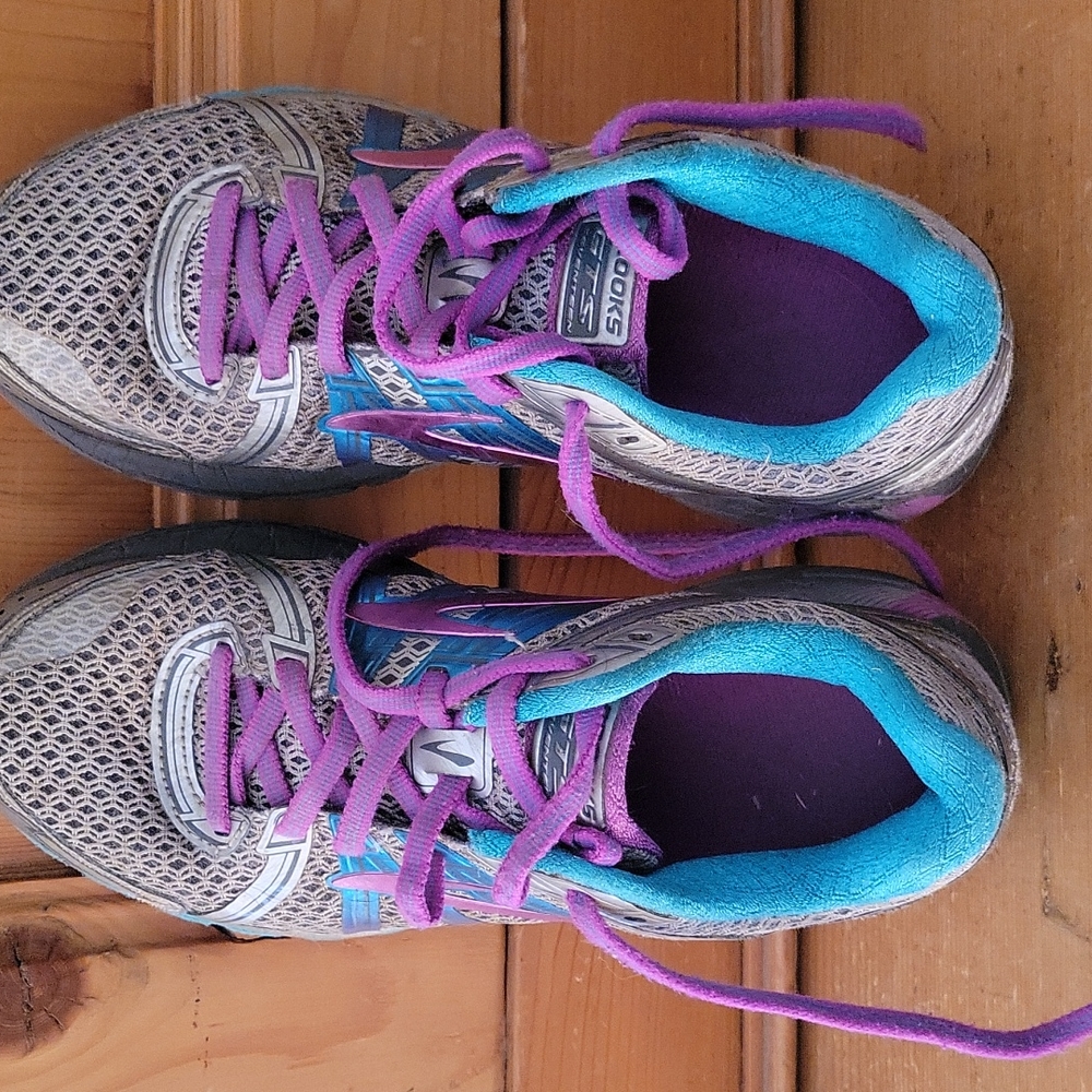 BROOKS GTS seventeen sneakers